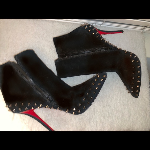 Louboutin Willetta 100 Pointy Black Suede Bootie - Picture 8 of 8